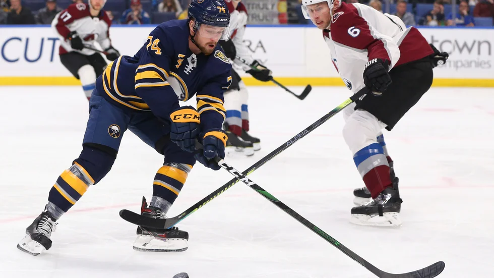 Buffalos forward Rasmus Asplund, till vänster, ser ut att börja hockeysäsongen i allsvenska Västerås. Arkivbild.