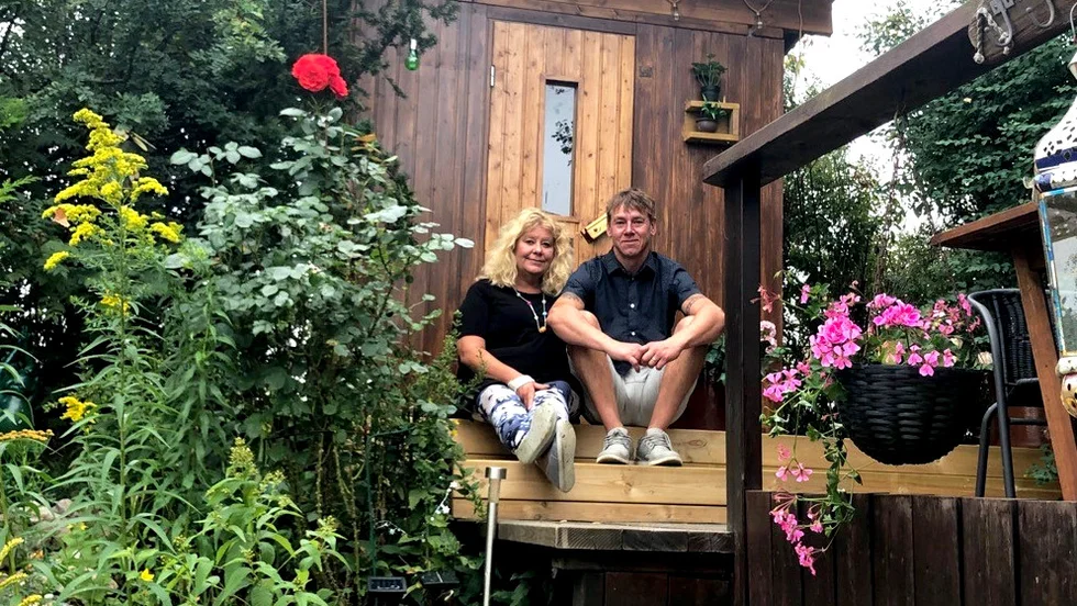 I 17 års tid har Ulrika och Jörgen Pärneblom byggt upp sin trädgårdsoas. Nytillskottet är en bastu.