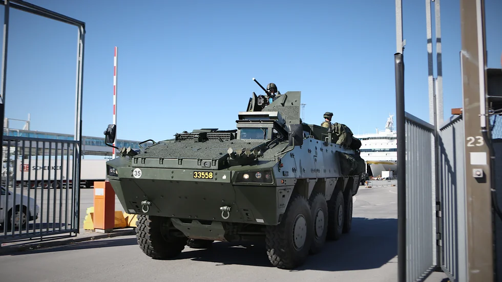 Under måndagsmorgonen genomför Försvarsmakten en stor transport av militärt materiel och personal från Gotlands regemente till Visby hamn. 