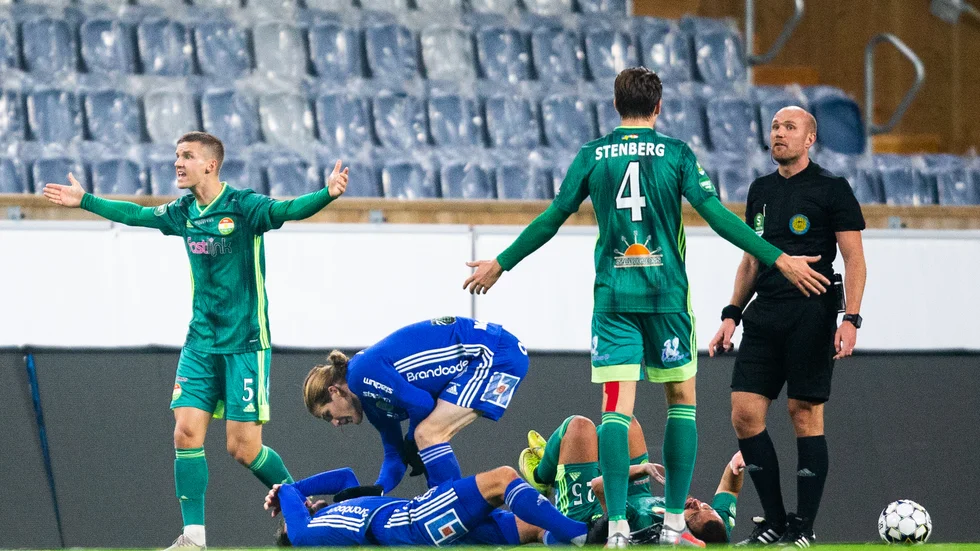 Dalkurds Samuel Leach Holm (t v) och John Stenberg reagerar på ett domslut under matchen mot GIF Sundsvall.