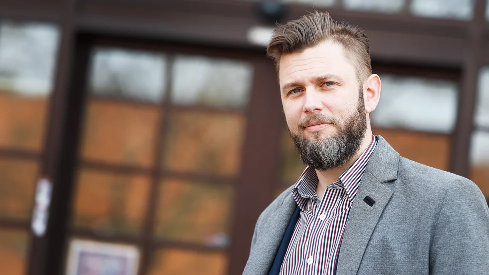 Johan Lindeberg, biträdande skolchef i Eskilstuna kommun, är både glad och nöjd över att gymnasiebehörigheten ökat – trots covid-19