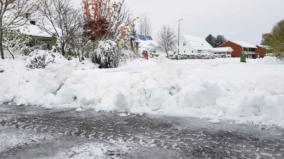Stora vallar hindrade trafiken efter Svarvargatan på Backen då plogningen inte kommit igång förrän på morgonen. Detta eftersom det inte finns någon vinterjour förrän den 1 november.