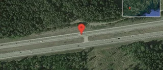 Personbil står still på E4 - helt stopp i ett körfält