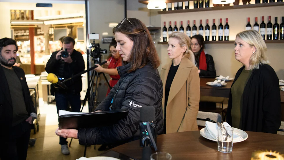Miljö- och hälsoinspektör Pia Holmström på miljöförvaltningen i Stockholms stad, Stockholms finansborgarråd Anna König Jerlmyr (M) och socialminister Lena Hallengren (S) deltar i en restaurangtillsyn. Till vänster Daniel Yosef som driver Beirut Café.