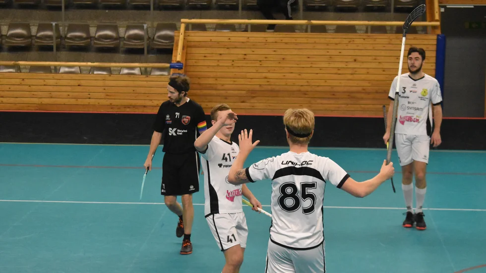 Gamla Stan var ett nummer för stort för IBK. Här jublar laget efter att ha gjort 4–1. Derbyt slutade med seger för Gamla Stan med 10–4.