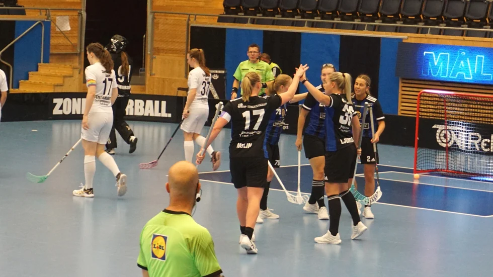 Jonna Vuontisvaara gratuleras efter ett av sina mål i matchen mot Lund.
