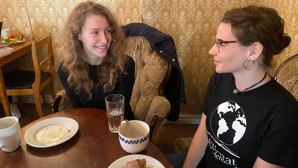 Felicia Olsson och Leonie Tidlund har lagt ner en massa tid på att sammanställa sin klimatranking av landets universitet och högskolor. Nästa år ska de göra en ny ranking.  