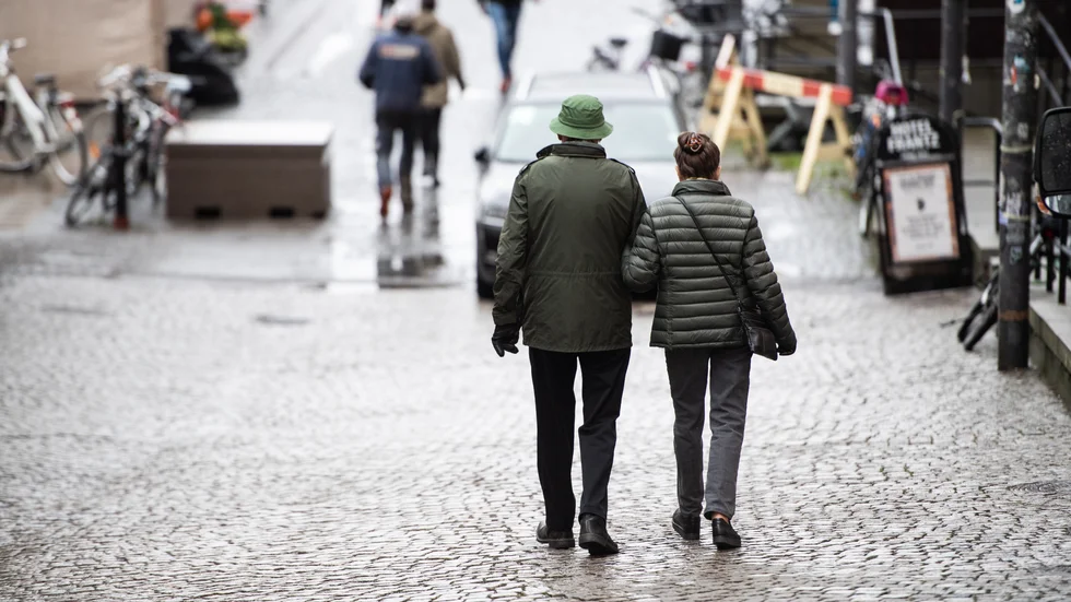Äldre personer över 70 år med en partner har generellt sett mått bättre under pandemin än de som är ensamma och kanske är ekonomiskt, socialt eller hälsomässigt utsatta. Arkivbild.