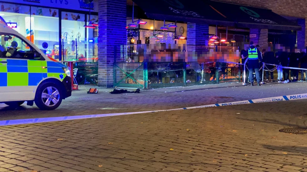 Tre personer har anhållits misstänka för mordförsök på Ågatan.