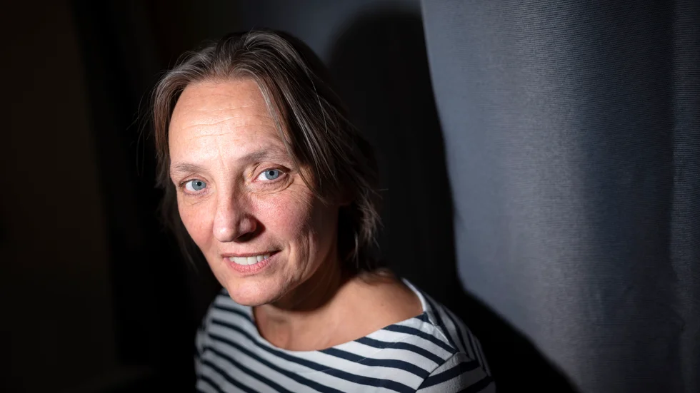 Anna Kosztovics har varit med sedan starten 2012. Sedan dess har 138 unga män fått hjälp att lämna Malmö för att börja ett nytt liv utanför de kriminella nätverken. Men det görs många "avhopp från avhoppen".