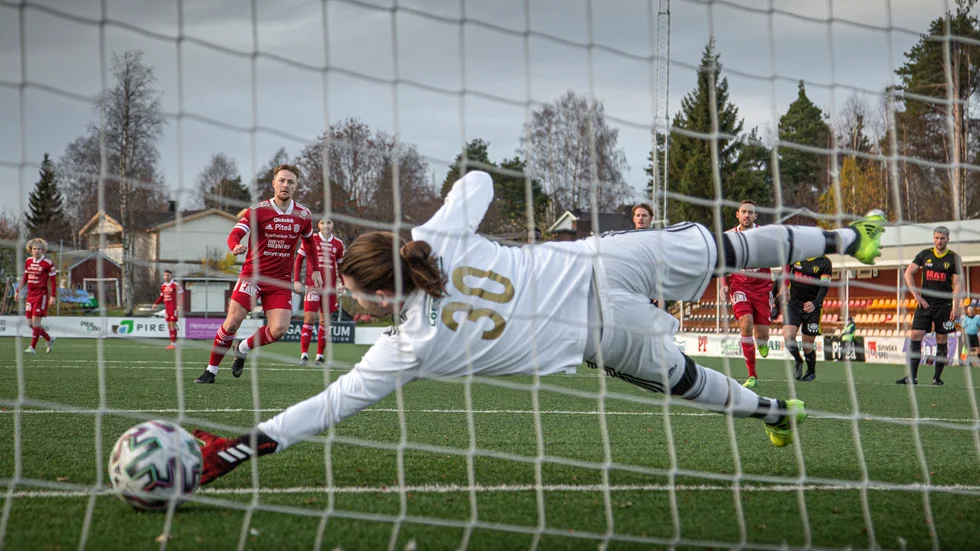 Fredrik Johansson gjorde två mål på straffar. Båda gångerna hittade han luckan nere till höger bakom målvakten Jonathan Renman.
