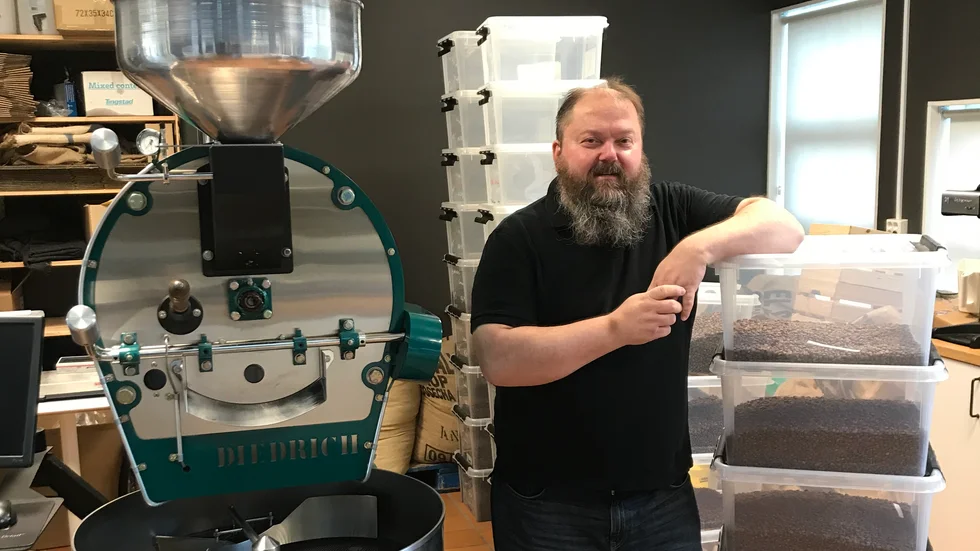 Johan Sörensson har drivit The Broker Coffee Roastery sedan 2014. Nu stänger företaget sin kaffebar vid Green Innovation Park i Ultuna.