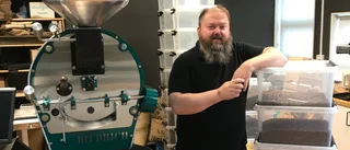 Stänger kaffebaren – men fortsätter rosta och sälja