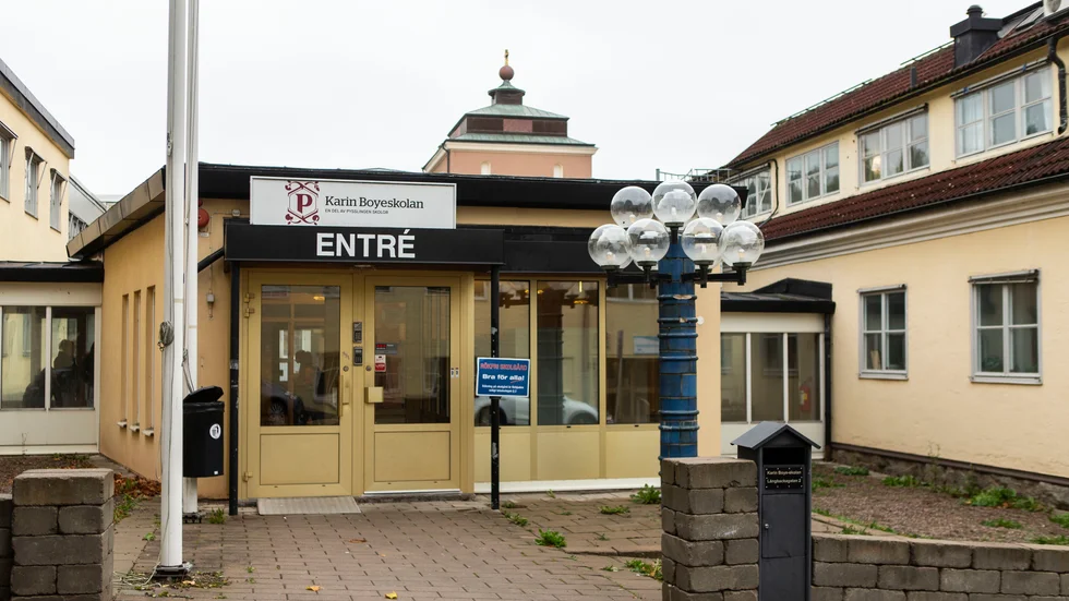 Regeringen ger skolorna möjlighet att ha distansundervisning för högstadiet, men på Karin Boye i Motala blir det fortsatt undervisning på plats.