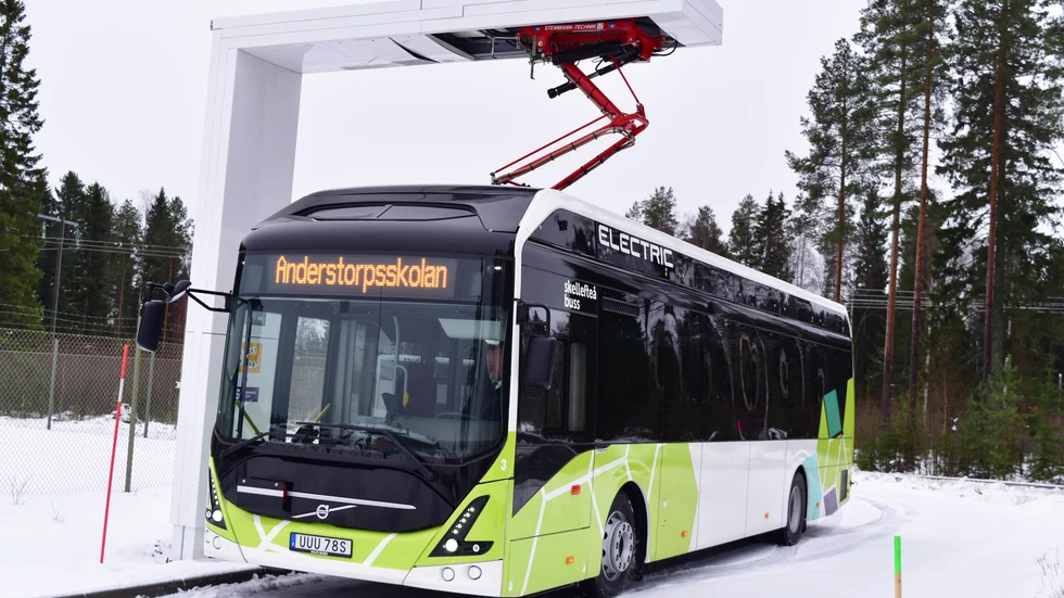 Den ena pantografen ligger på Solbacken. Bussen kör fram och parkerar under den. Chauffören drar i handbromsen, sedan kommer en arm ner och laddar bussen.