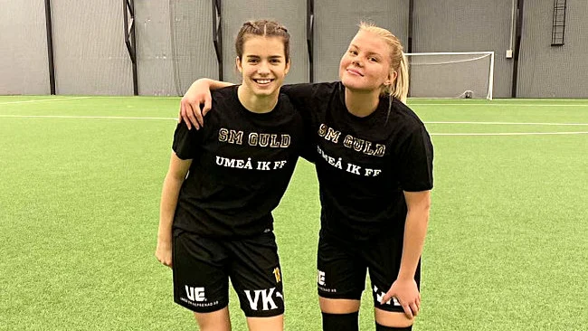Alice Lindgren, tidigare Myckle, och Klara Andersson, tidigare Lövånger/UAIK och Bureå, jublar efter SM-guldet.