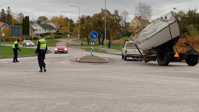 Båten kapsejsade på släpet och fick lastas om. Polisen dirigerade trafiken under arbetet.