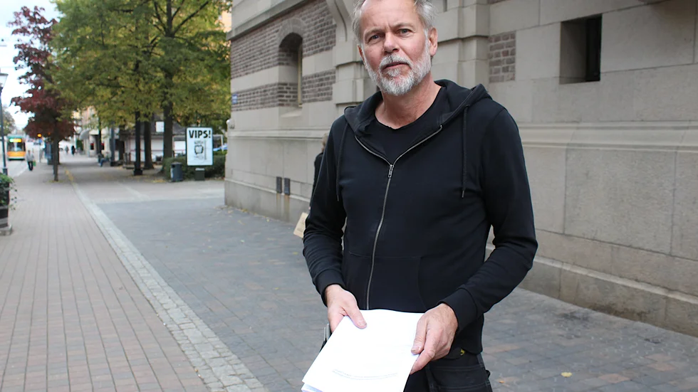 Jonny Olsson Grundström, ordförande i Konstnärernas intresseförening i Norrköping, lämnade in protestlistan till Rådhuset.