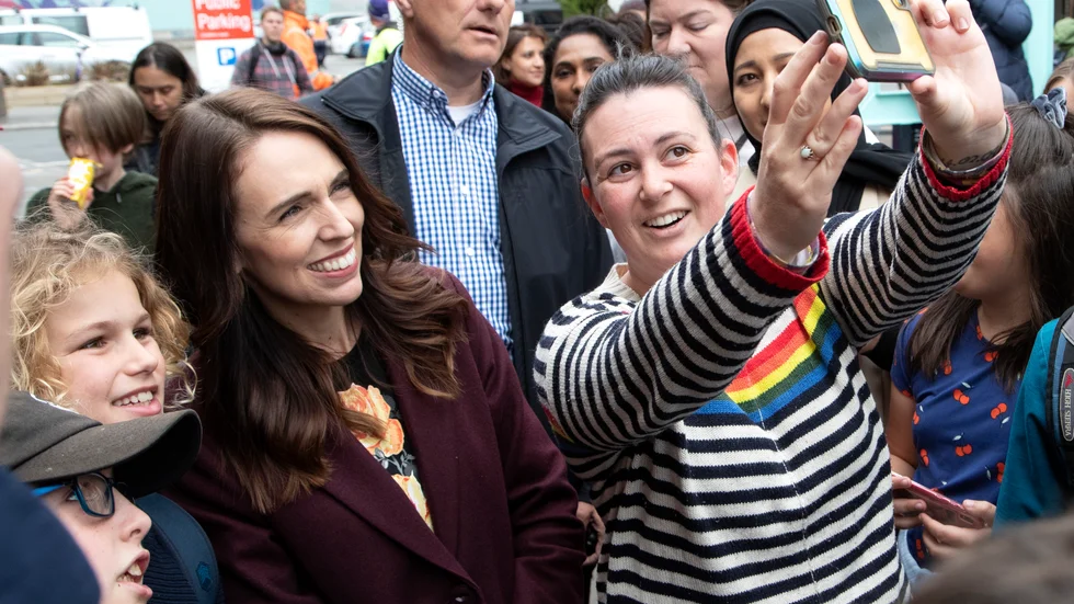 Nya Zeelands premiärminister Jacinda Ardern har miljontals följare i sociala medier och är ett populärt selfie-motiv, här tillsammans med anhängare i Christchurch.