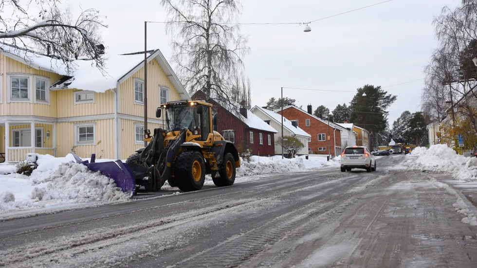 Snöröjningen är dyrare än budgeterat, till en del beroende på ogynnsamt väder. Vinterväghållningen redovisar en avvikelse på 14,8 miljoner för perioden januari-oktober i år.