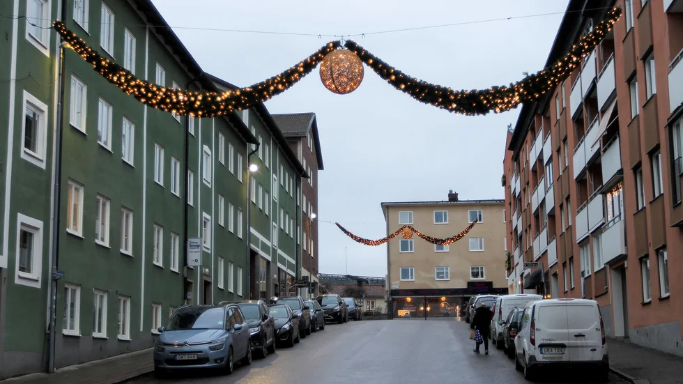 En julbelysning bör bara sitta uppe mellan advent och tjugondag Knut, skriver signaturen Mysigare centrum.