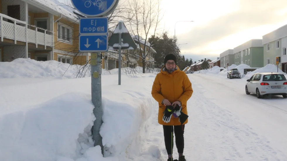 Camilla Lindberg och många andra Piteåbor följer pilarna som uppmanar till högertrafik på g/c-vägar. Men skyltarna luras, det är vänstertrafik som gäller för gående.