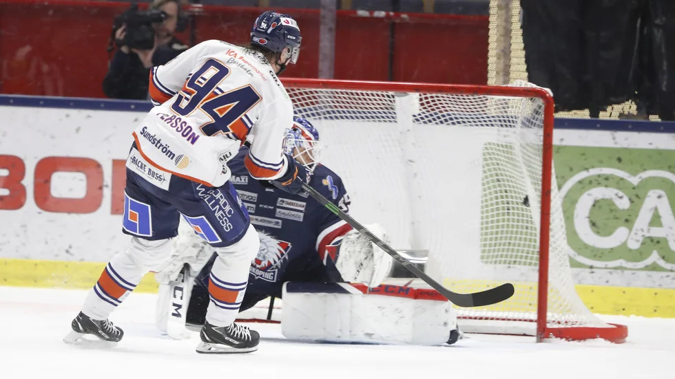 Växjös Joel Persson sätter segerstraffen bakom Linköpings målvakt Niklas Lundström.
