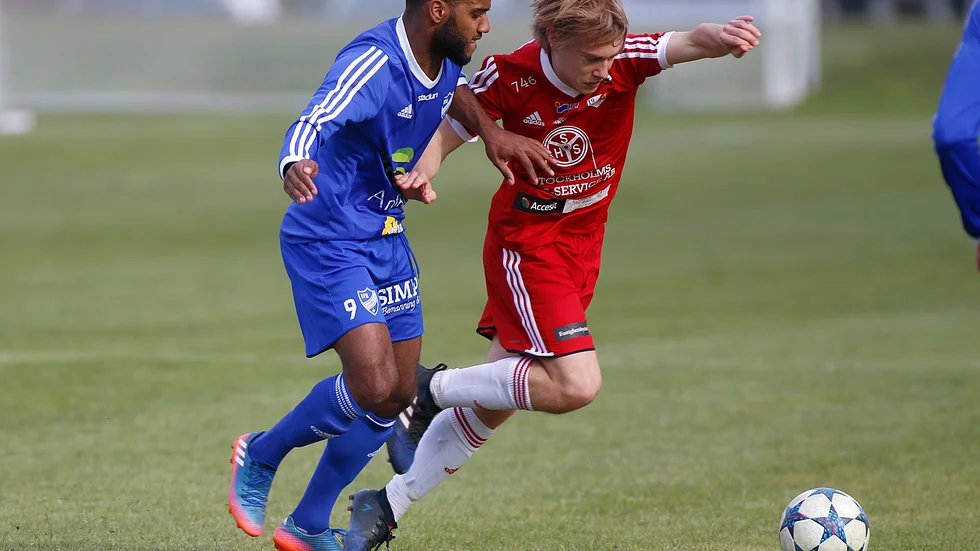 Här ser vi backen Mattias Rosell i röda Håbotröjan under en division 2-match 2017 då han var en av lagets mer framträdande spelare.