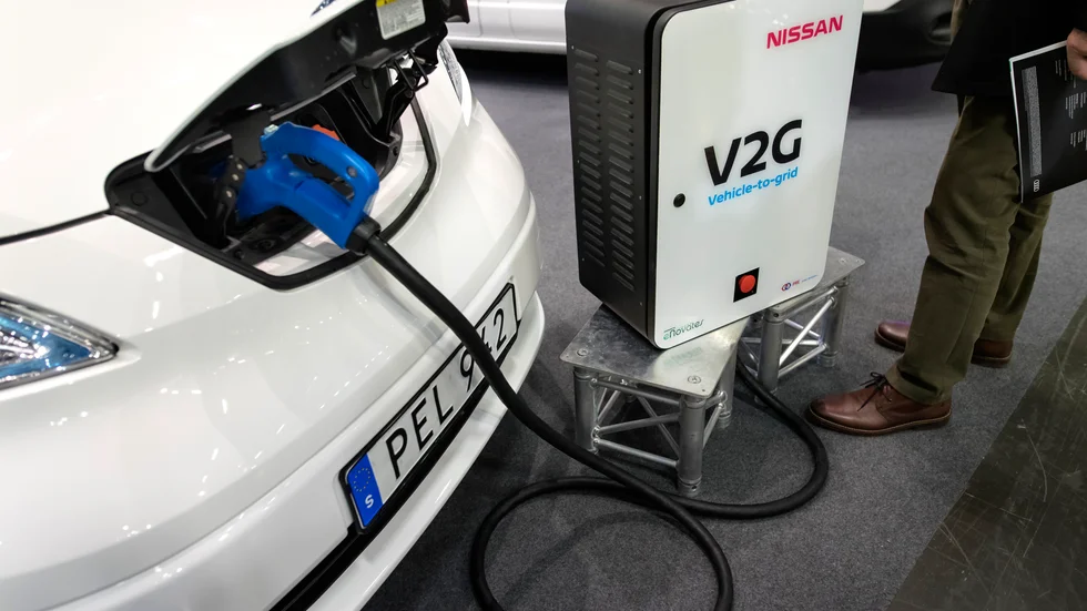 Att ta el från batteridrivna bilar kallas med en engelsk förkortning V2G, "vehicle to grid". Här visar Nissan upp en variant i Göteborg. Arkivbild från 2018.