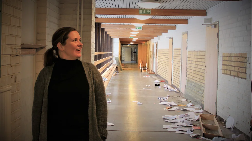 Rektor Niina Johansson fångad i farten i den korridor som snart är borta.  Rivningen av Frösåkersskolans gamla del har påbörjats, i alla fall invändigt.