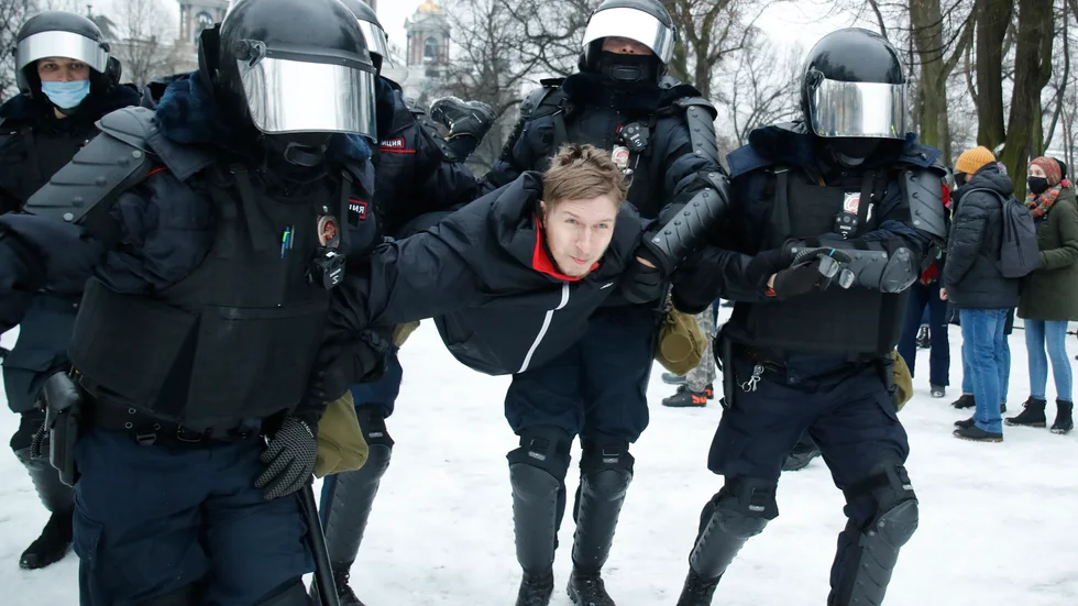 Poliser griper en Navalnyjanhängare under demonstrationen i Moskva.
