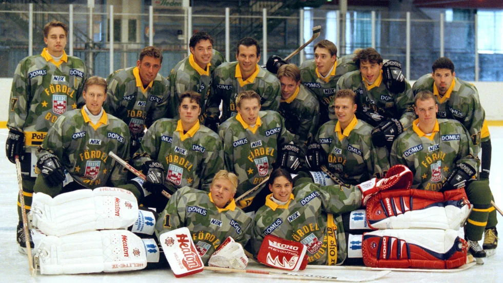 Lagbild på Bodens IK 1997. Bakre raden fr vänster Peter Widgren, Magnus Lindström, Patrik Allvin, Igor Matushkin, Rickard Melkersson, Jonas Nilsson, Ulf Sandström och Jens Näslund. Främre raden: Mikael Bergman, Anders Nordberg, Benny Rönnelöw, Robert Pethman och Henrik Persson. Liggande målvakter: Olov Modig och Magnus Åström.