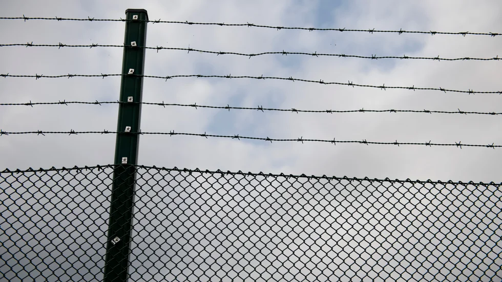 Tierps kommun säger nej till intagen om rätt till försörjningsstöd då hans fängelsestraff är längre än sex månader. Förvaltningsrätten delar inte den uppfattningen och kräver ny kommunutredning.