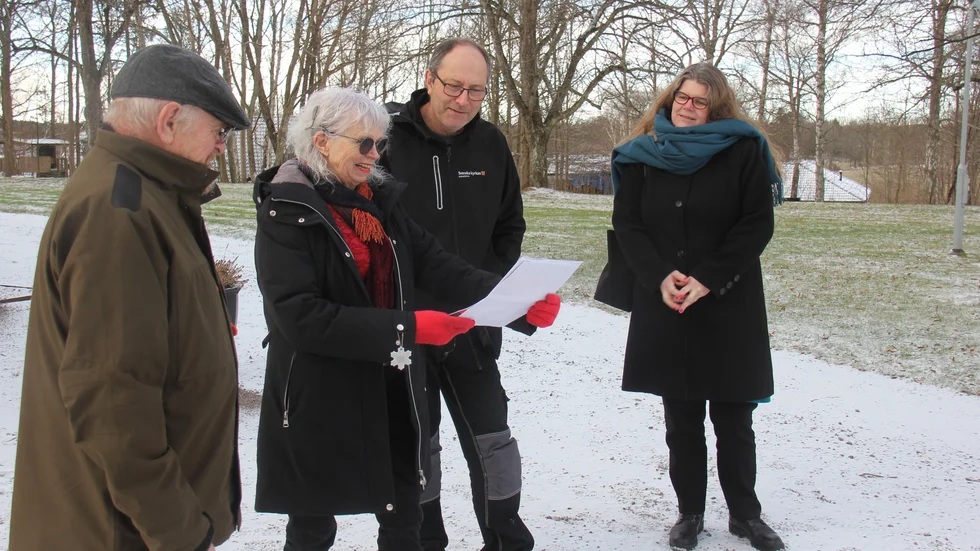 Sören Karlsson, hembygdsföreningen, Lili Stenmark, Galleri Li, kyrkvaktmästaren Mikael Tillberg och församlingsherden Lena Bohman lyssnar när Lili redogör för tidigare samarrangemang i kyrkan.