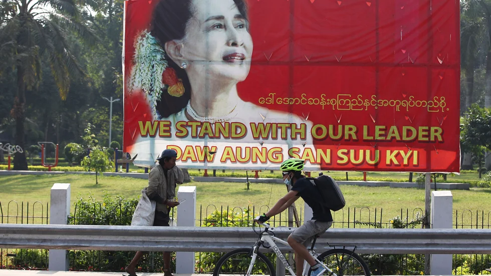 En bild föreställandes Myanmars ledare Aung San Suu Kyi syns i utkanten av staden Rangoon. Arkivbild.