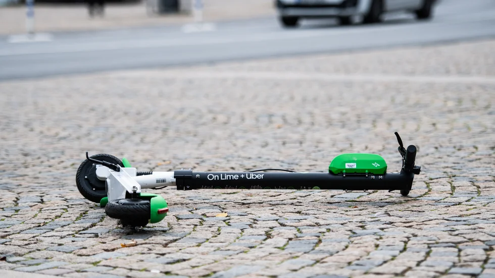 Elsparkcykel ligger slängd på trottoaren. Arkivbild.
