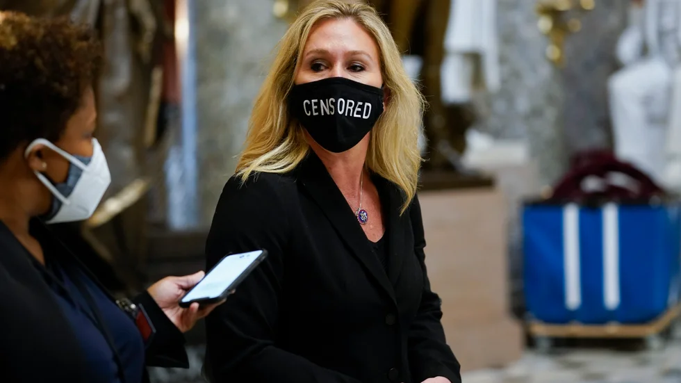 "Censurerad" står det på republikanen Marjorie Taylor Greenes munskydd. Arkivbild.