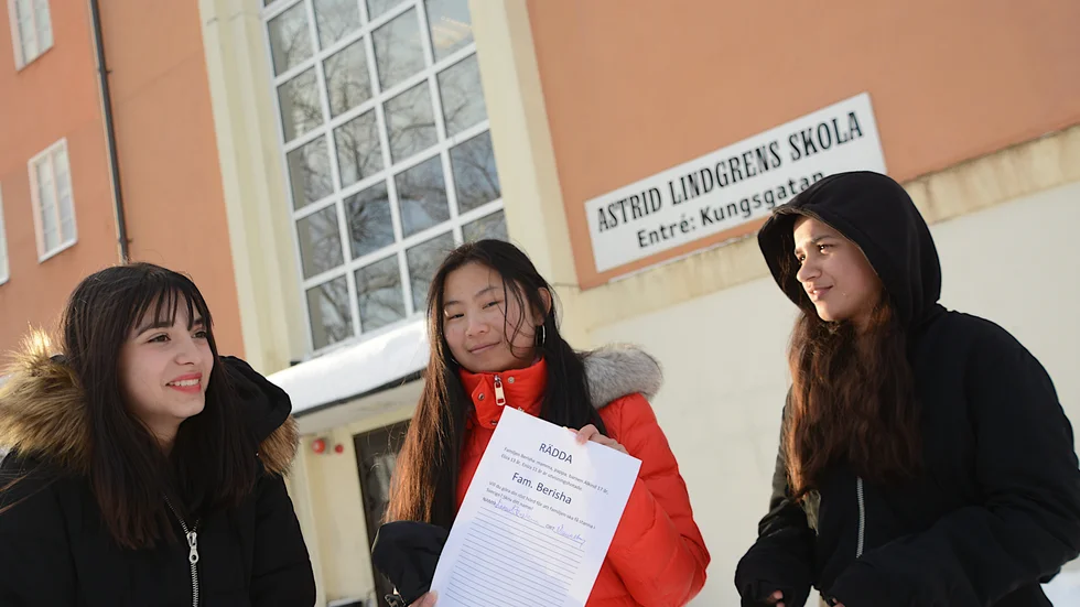 Tre klasskompisar till Eliza i sjuan på AL-skolan som ska samla namnunderskrifter för familjens Berishas situation. Fr. Ella, Xiaoyi och Royya.