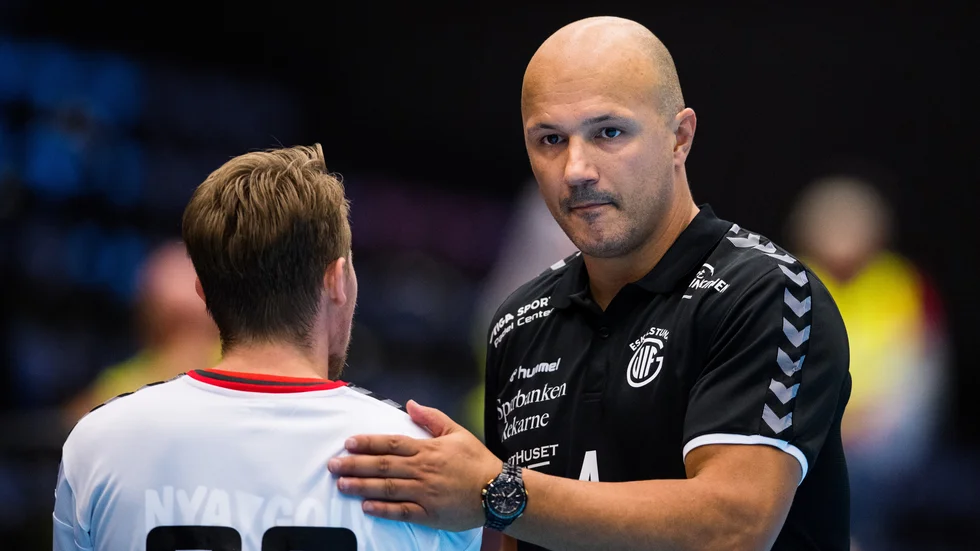 Zoran Roganovic som här klappar om vänstersexan Fredrik Gustavsson ser fram mot tisdagens omstart i Handbollsligan.