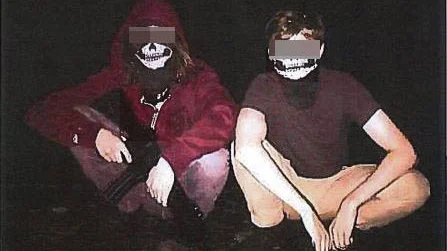 De båda tilltalade poserade med någon form av vapenreplika under vad de själva kallar en fyllefest. Enligt åklagaren har de på sig masker som kan kopplas till ekofascism.