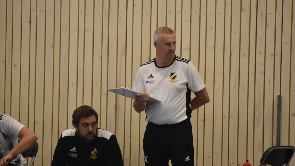 Hans Karlsson, till höger, väljer att sluta som tränare för Rimforsa IF.