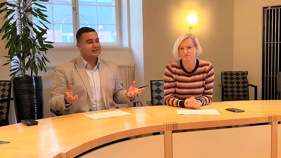 Förste vice ordförande Senad Mutic (S) och Eva-Britt Sjöberg (KD), ordförande i arbetsmarknads- och vuxenutbildningsnämnden, kan se att kostnaderna för ekonomiskt bistånd fallit under 2020.