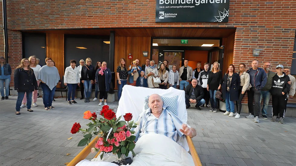 Stämsång, blommor, skratt och tårar. Den 18 september samlades släkt och vänner, uppbackade av kören Key Town Eskilstuna, utanför Bolindergården för att fira Arne Christensen som fyllde 80 år.