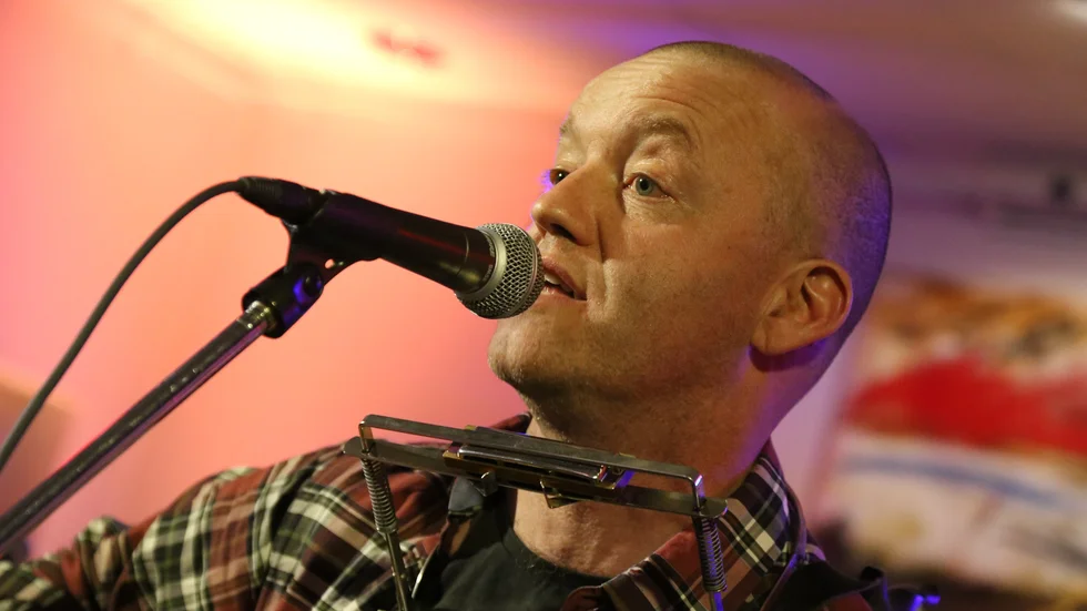 Under onsdagen ska den uppmärksammade musikern Martin Persson uppträda med 50- och 60-talsmusik på tre äldreboenden i Nyköping. 