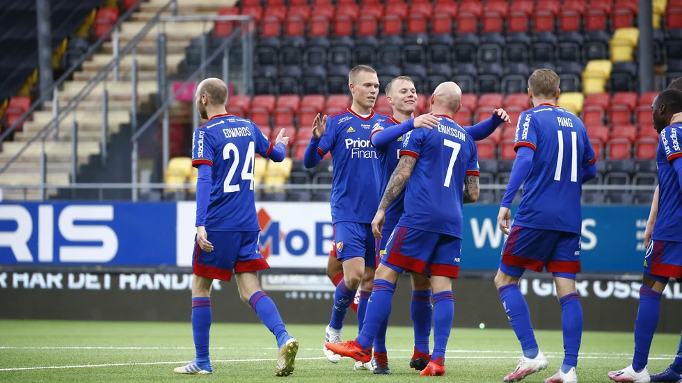 Djurgårdens Magnus Eriksson (7) klappas om efter sitt 1–0-mål mot Östersund.