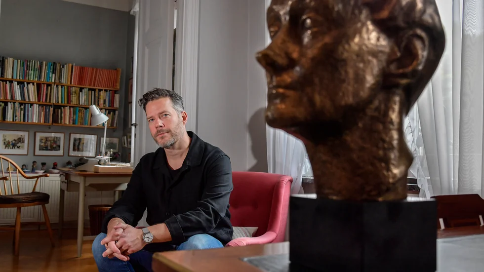Johan Egerkrans, här i Astrid Lindgrens gamla hem på Dalagatan i Stockholm, gillade "Mio min Mio", "Ronja Rövardotter" och "Barnen i Bullerbyn" när han var liten. Emil i Lönneberga däremot gav honom "sekundärskam".