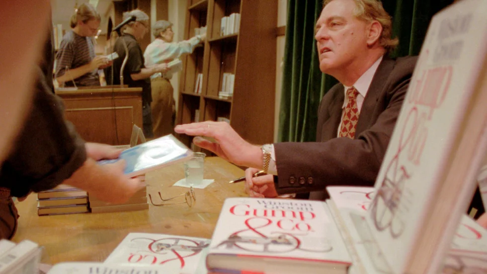 Winston Groom signerar "Gump and Co", uppföljaren till den kultförklarade "Forrest Gump". Arkivbild.