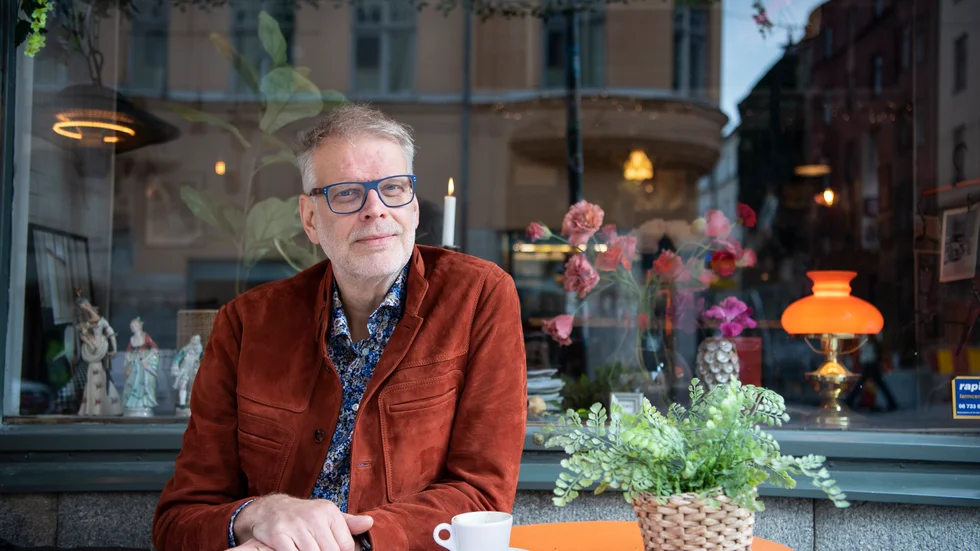 Hans Rosenfeldt är mest känd som en av skaparna av tv-serien "Bron". Nu är han aktuell med en ny kriminalserie i bokform, där första delen, "Vargasommar", ges ut i dagarna.
