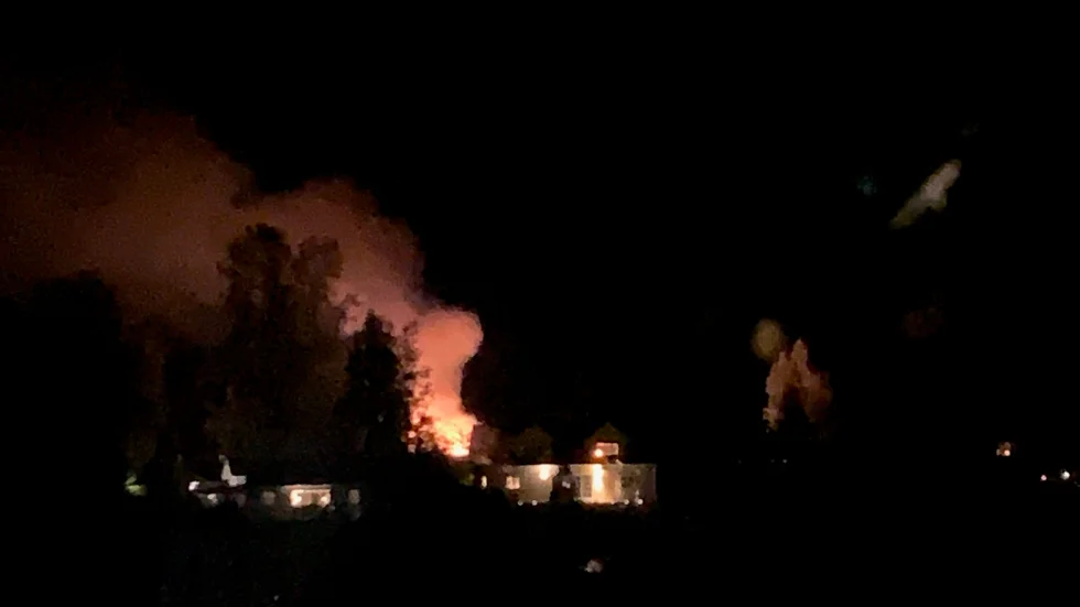 Räddningstjänsten släckte en brand i en mindre fristående byggnad. 