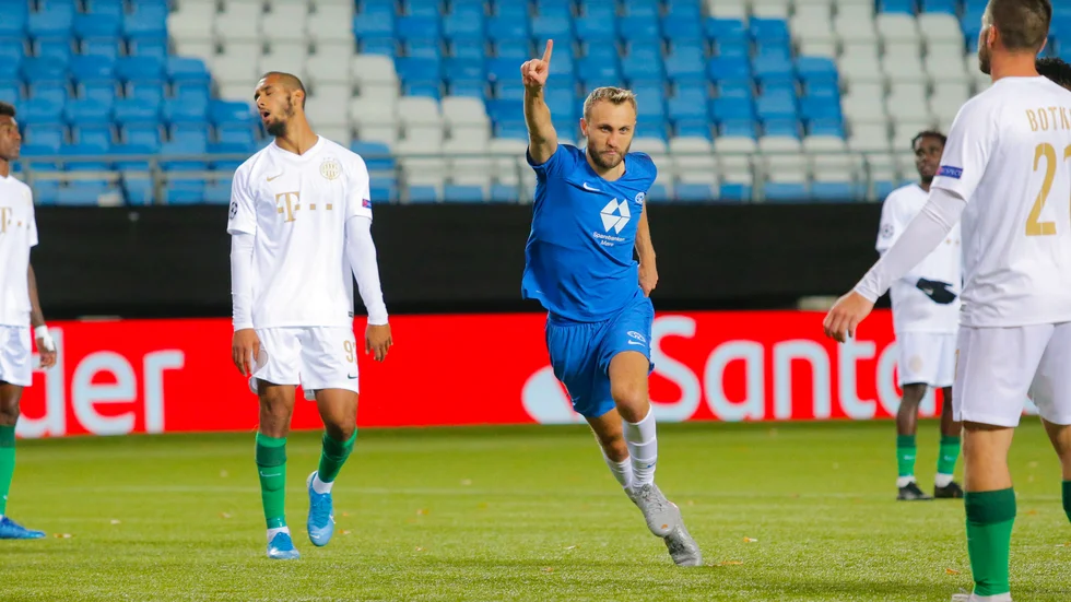 Moldes Magnus Wolff Eikrem firar 2–2-målet mot Ferencvaros. Playoff-matchen till Champions League slutade 3–3.